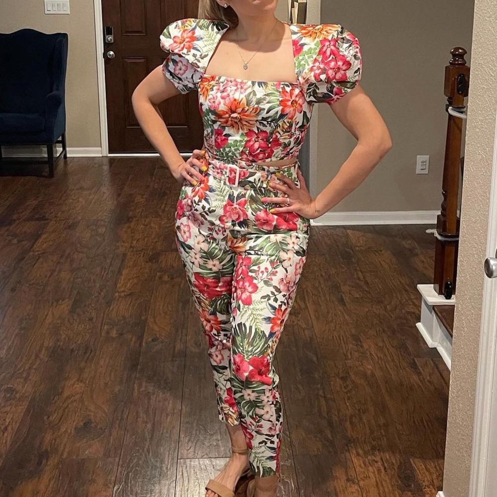 High waisted pants and puffy sleeve crop
